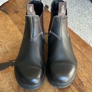 Brown Blundstones. Australia size 5 is about size 7 in the US. Excellent shape!